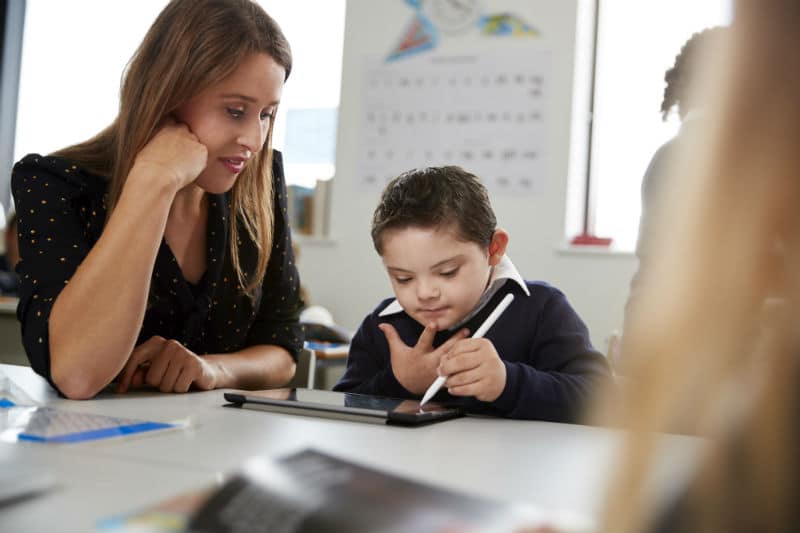 Accompagnant éducatif et social (AES)